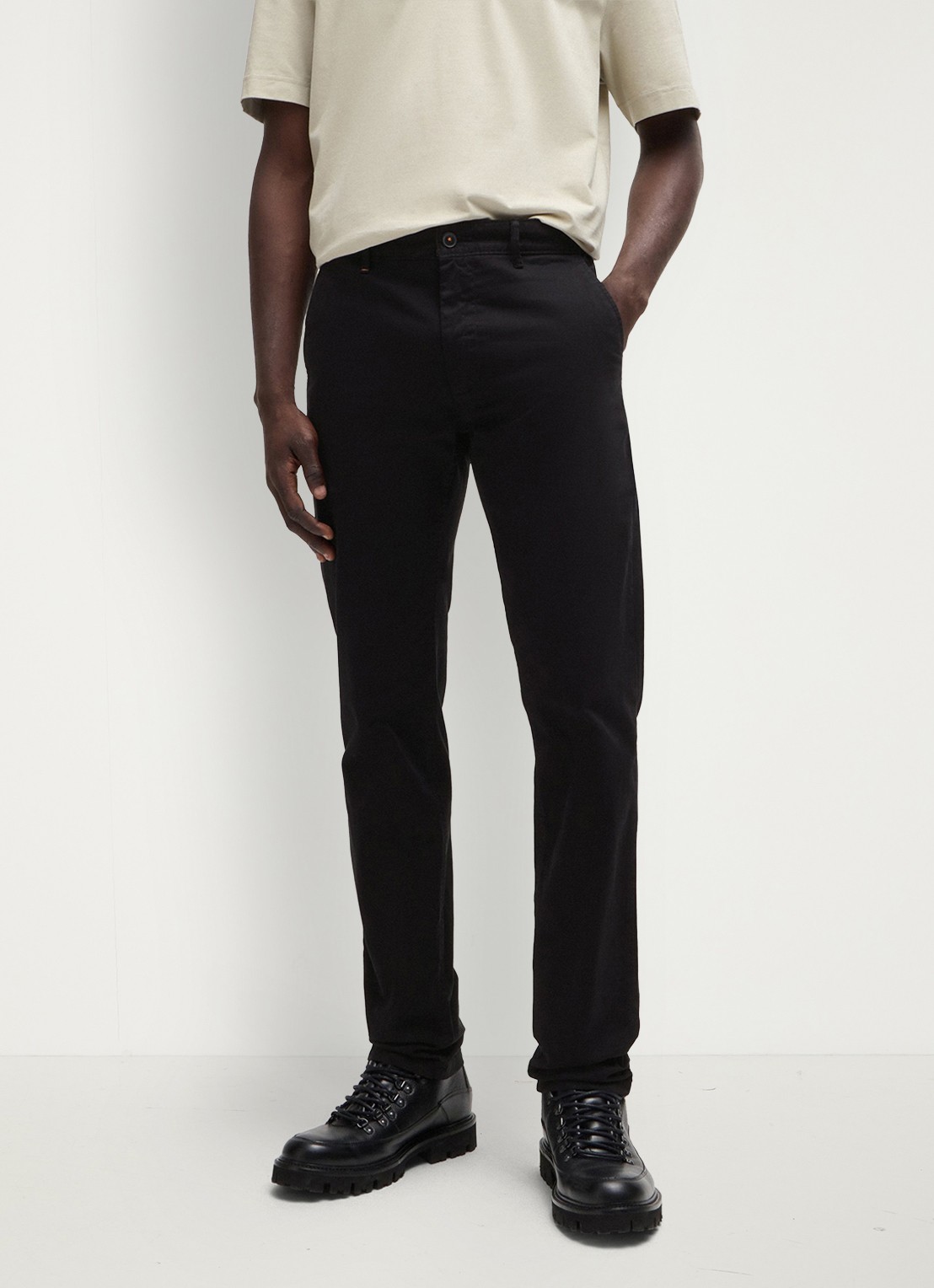 BOSS Slim-fit satijnen chino van stretchkatoen - detail black-001 / zwart