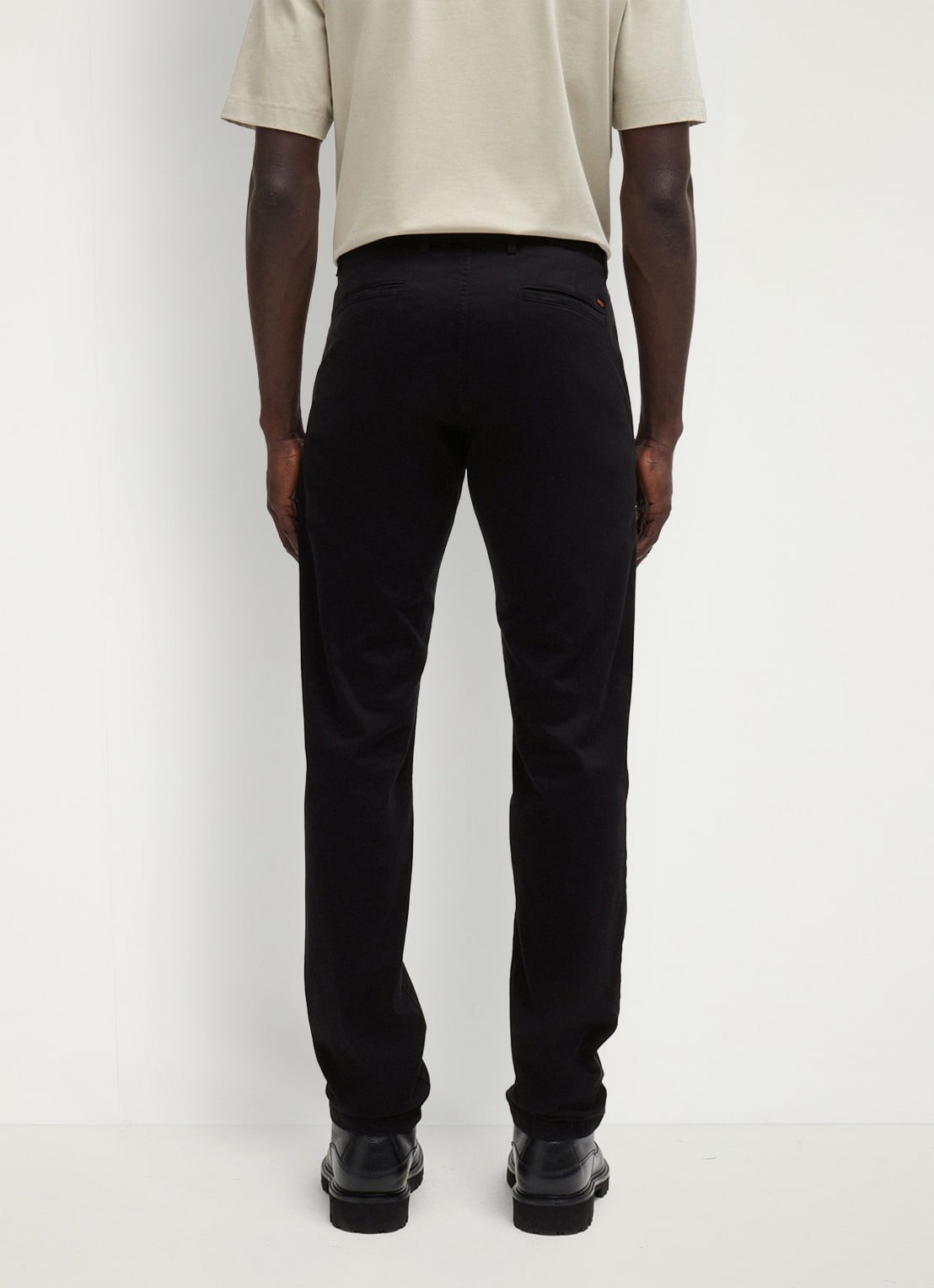 BOSS Slim-fit satijnen chino van stretchkatoen - detail 2 black-001 / zwart