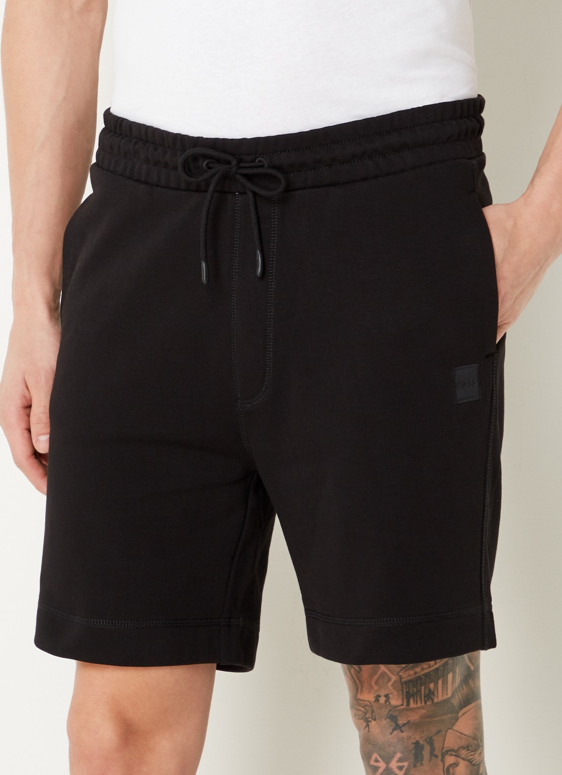 BOSS Straight fit korte broek van sweatstof met logopatch - detail 2 black-001 / zwart