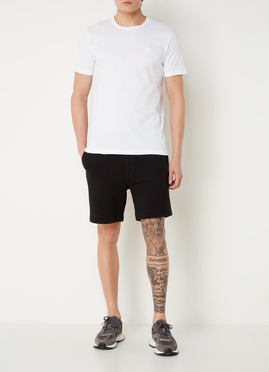 BOSS Straight fit korte broek van sweatstof met logopatch - voorkant 4 black-001 / zwart