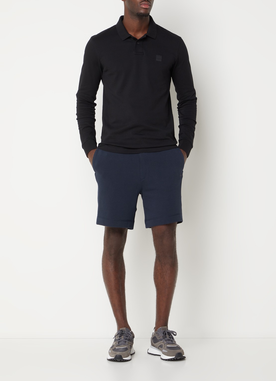 BOSS Straight fit korte broek van sweatstof met logopatch - voorkant 2 dark blue-404 / blauw