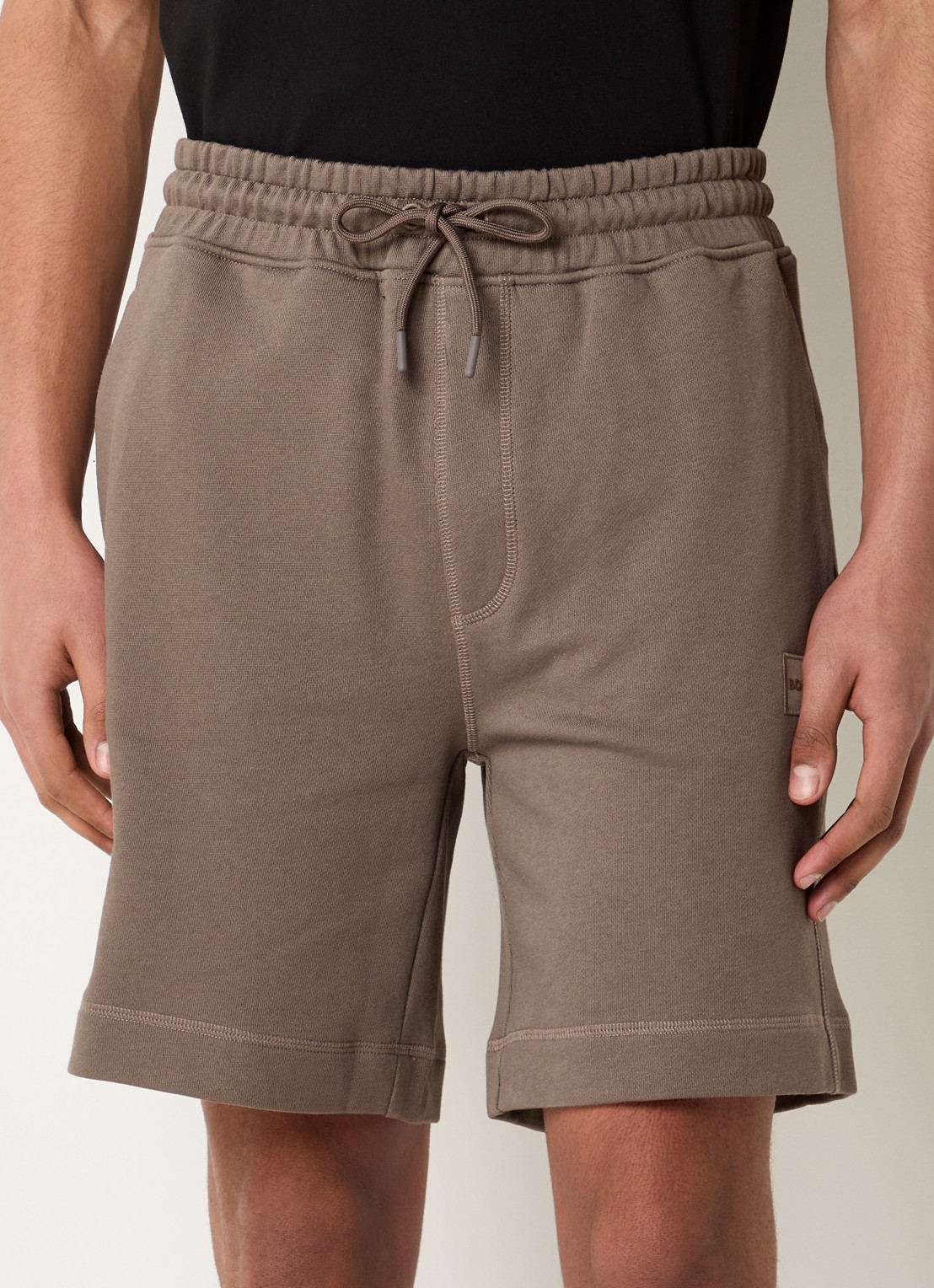 BOSS Straight fit korte broek van sweatstof met logopatch - detail 4 donkerbeige