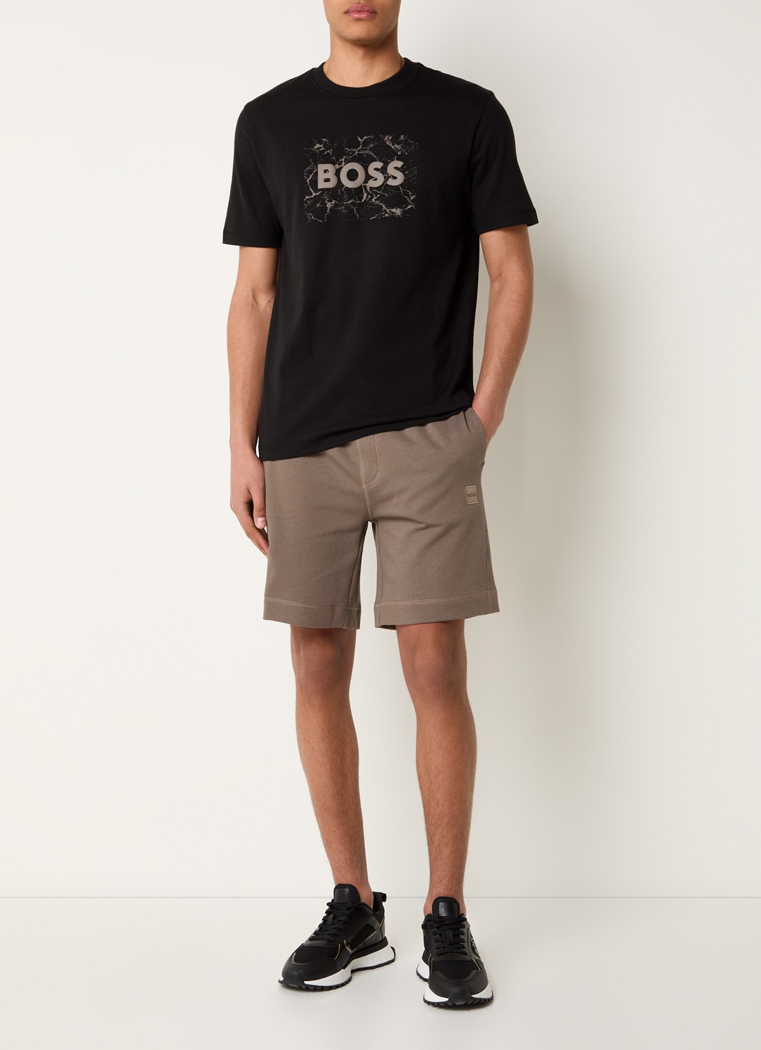 BOSS Straight fit korte broek van sweatstof met logopatch - voorkant 2 donkerbeige
