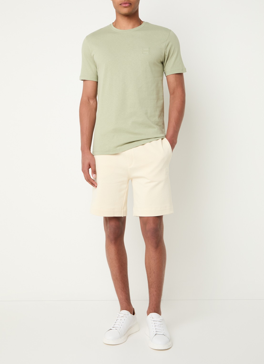 BOSS Straight fit korte broek van sweatstof met logopatch - voorkant 4 open yellow-767 / geel