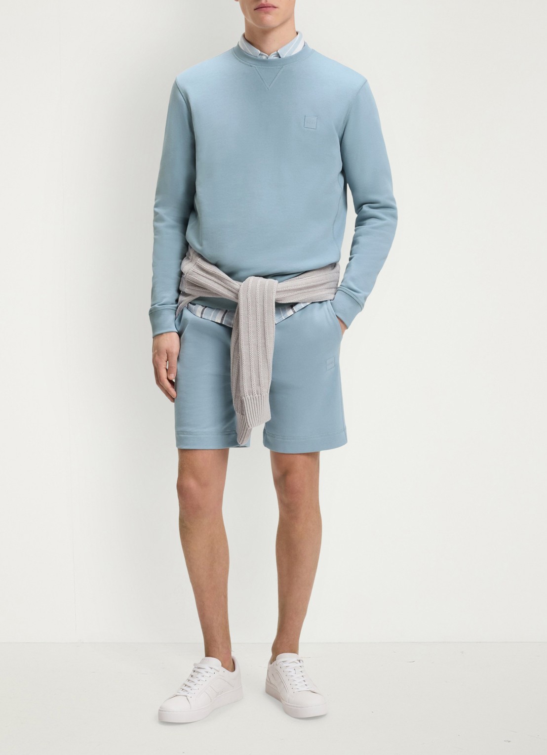BOSS Straight fit korte broek van sweatstof met logopatch - voorkant 2 light/pastel blue-458 / blauw