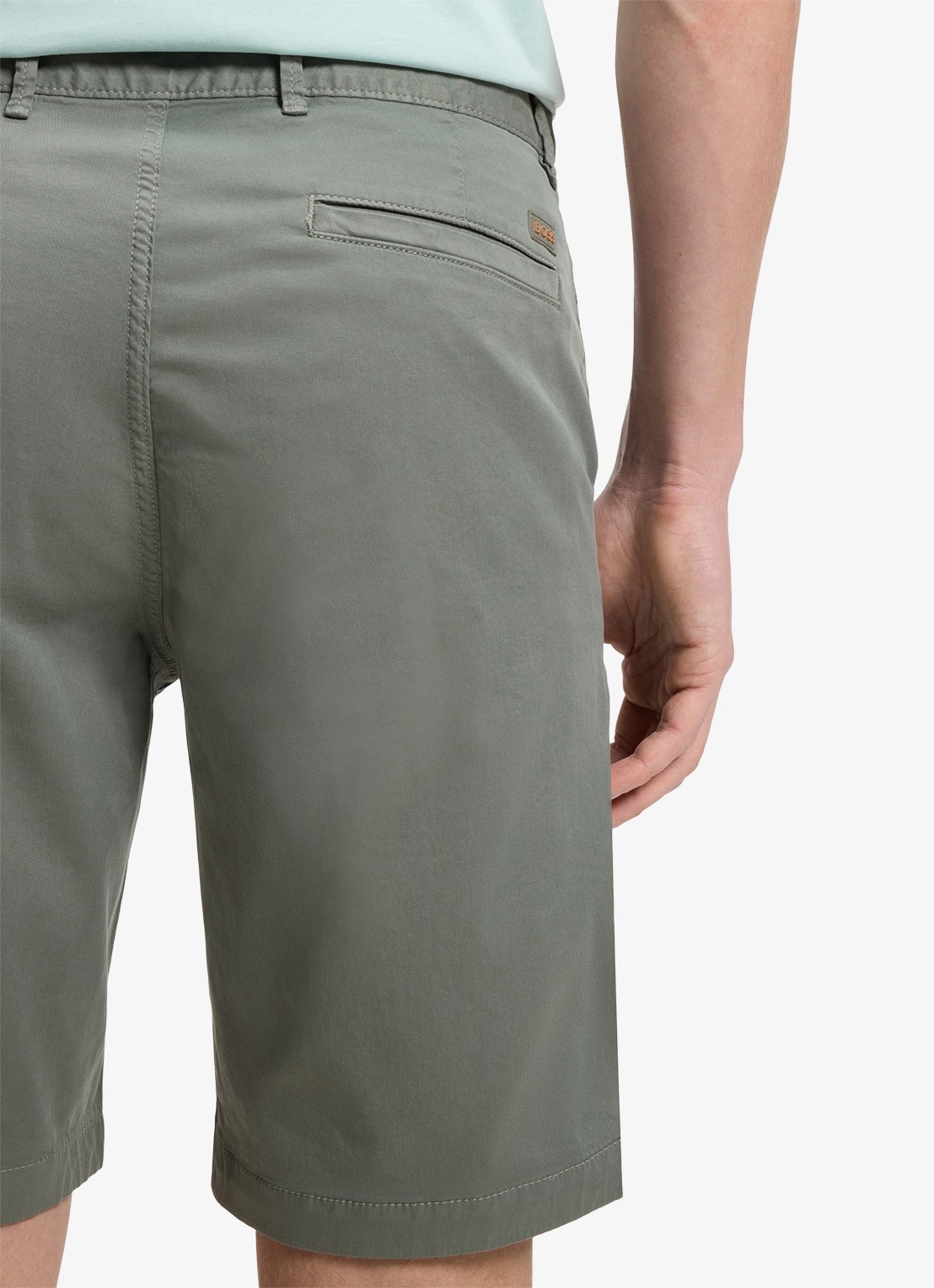 BOSS Straight fit korte chino met steekzakken - achterkant 4 open grey-076 / grijs