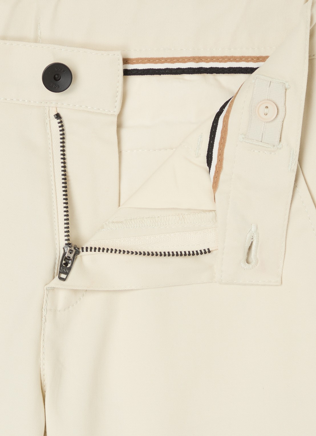 BOSS Straight fit korte chino met steekzakken - detail 3 beige
