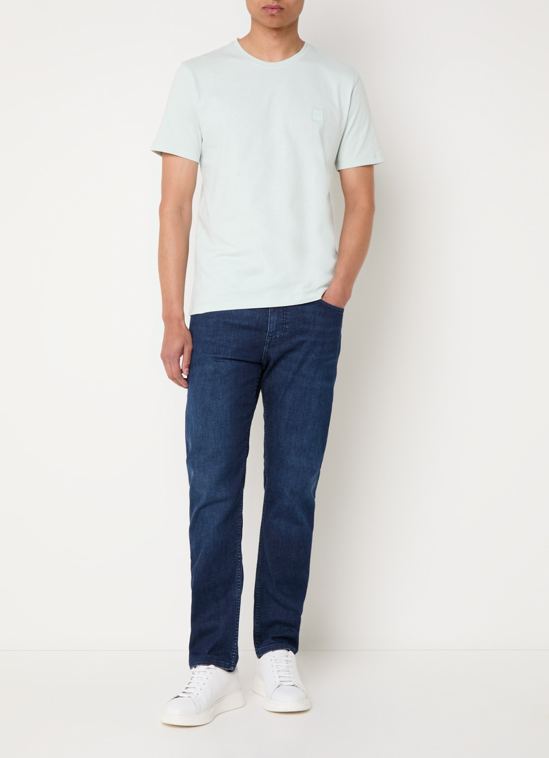 BOSS T-shirt van katoenen jersey met logopatch - voorkant 2 lichtblauw