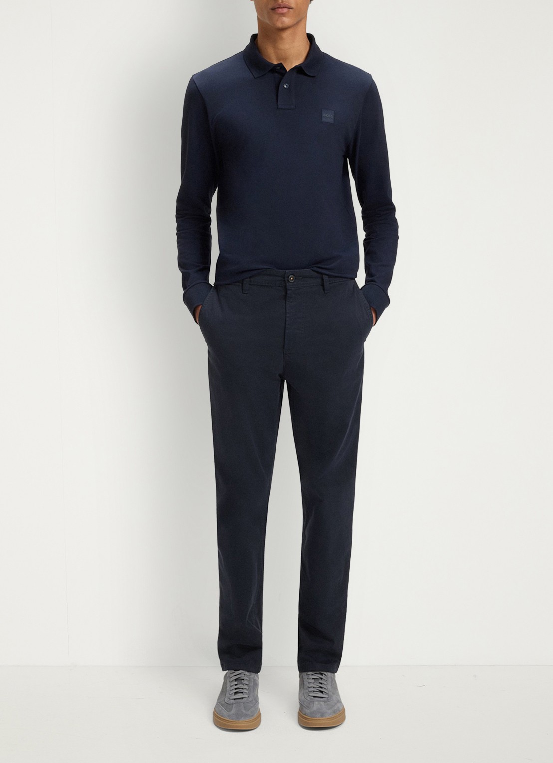 BOSS Tapered fit chino met steekzakken - voorkant 2 donkerblauw