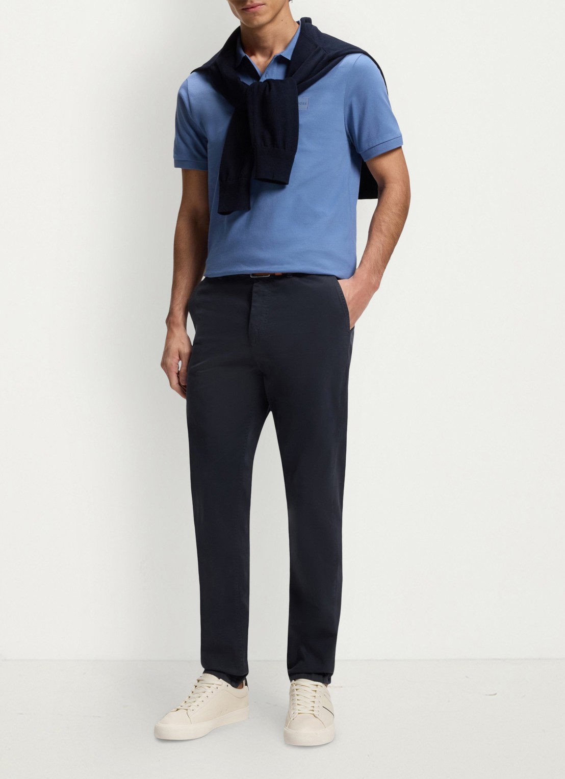 BOSS Tapered fit chino met steekzakken - voorkant 6 donkerblauw