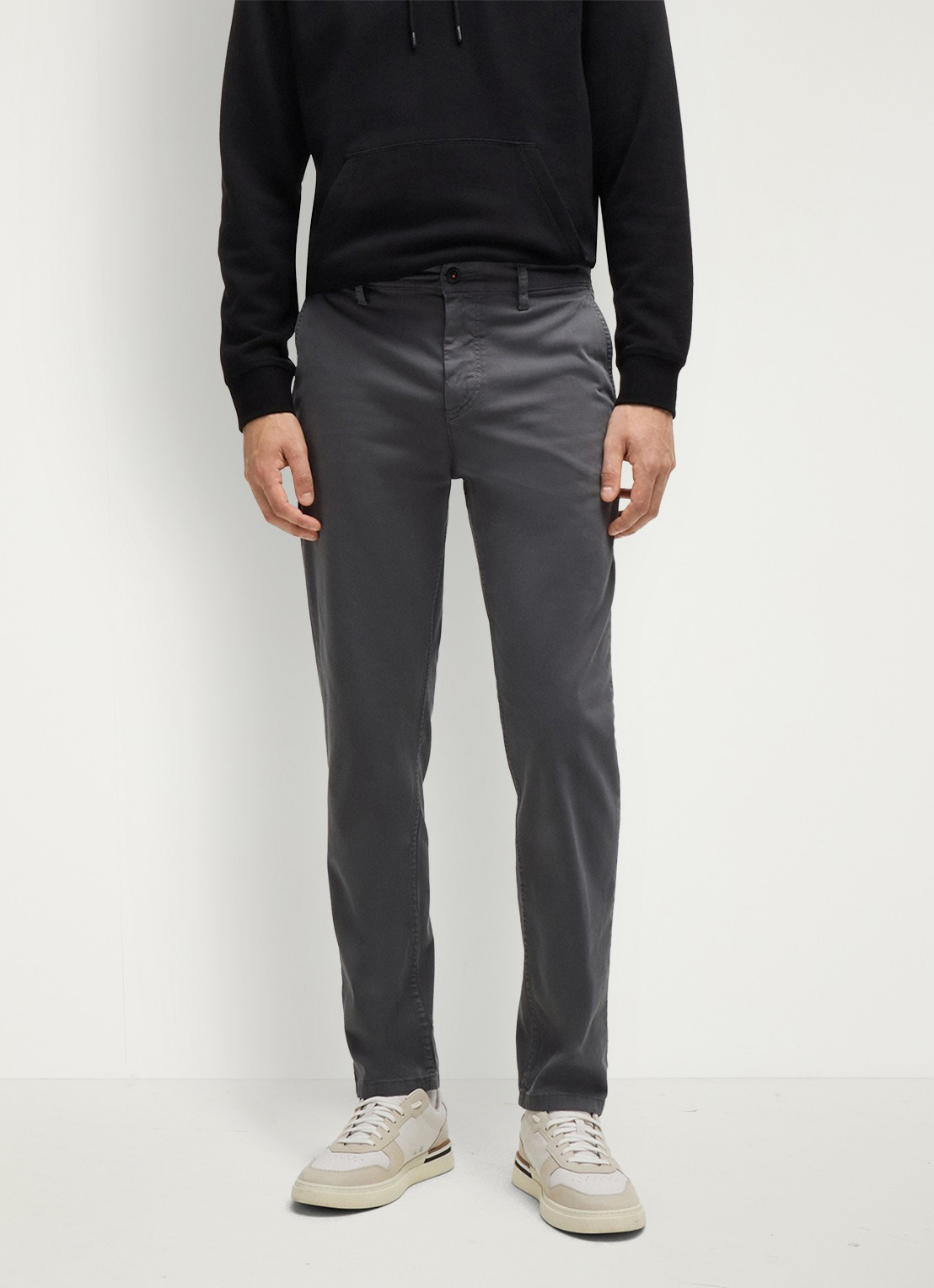 BOSS Tapered fit chino met steekzakken - detail grijs