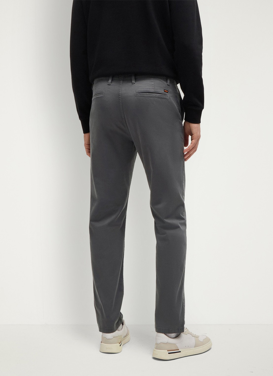 BOSS Tapered fit chino met steekzakken - detail 2 grijs