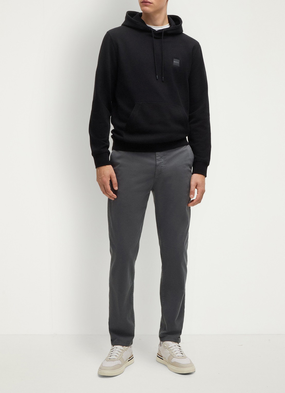 BOSS Tapered fit chino met steekzakken - voorkant 6 grijs