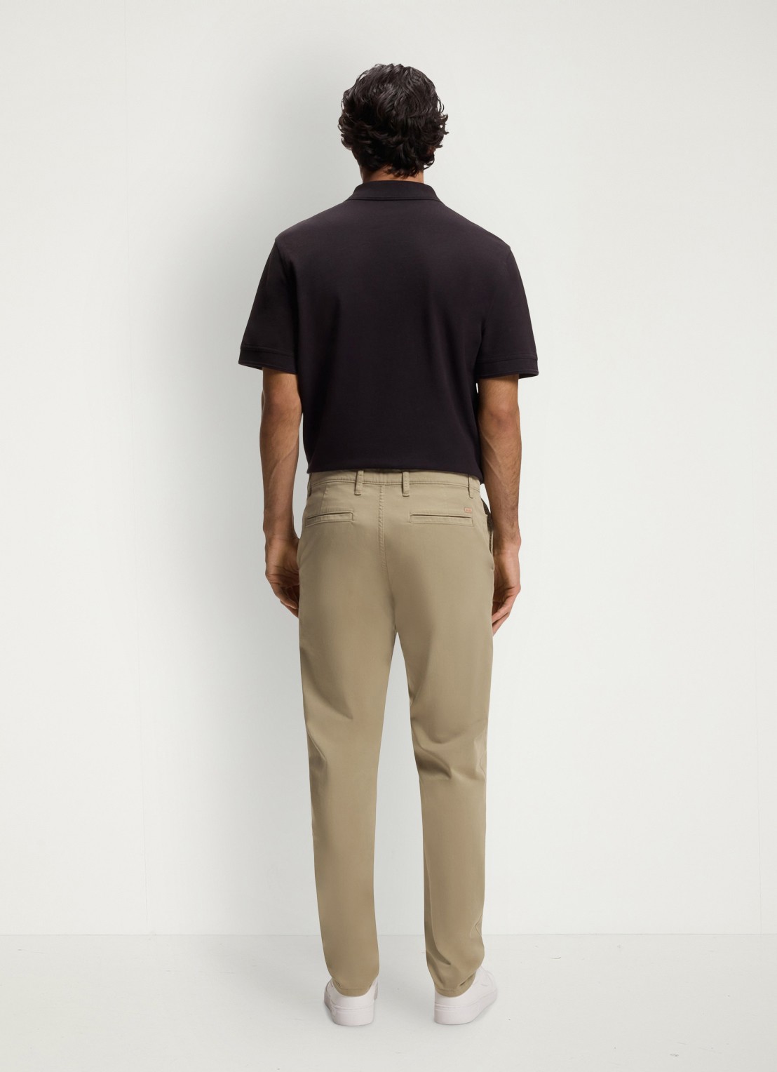 BOSS Tapered fit chino met steekzakken - achterkant 7 khaki