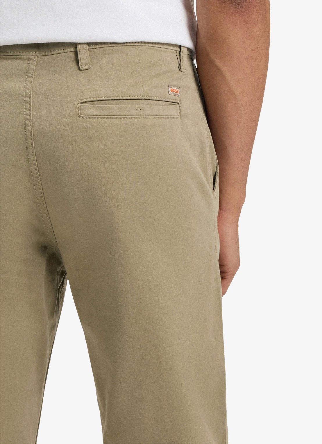 BOSS Tapered fit chino met steekzakken - detail 6 khaki