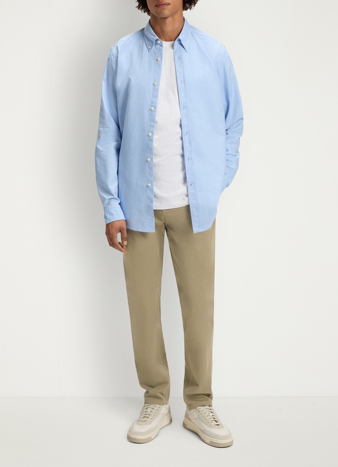 BOSS Tapered fit chino met steekzakken - voorkant 2 khaki