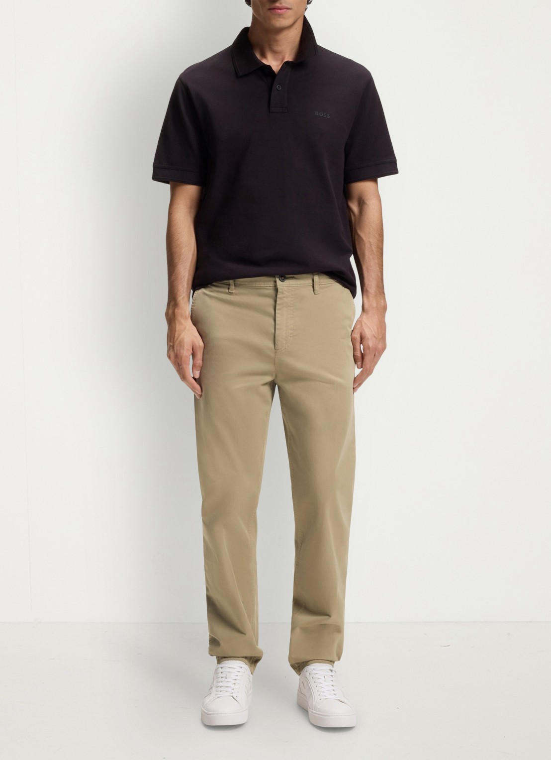 BOSS Tapered fit chino met steekzakken - voorkant 6 khaki