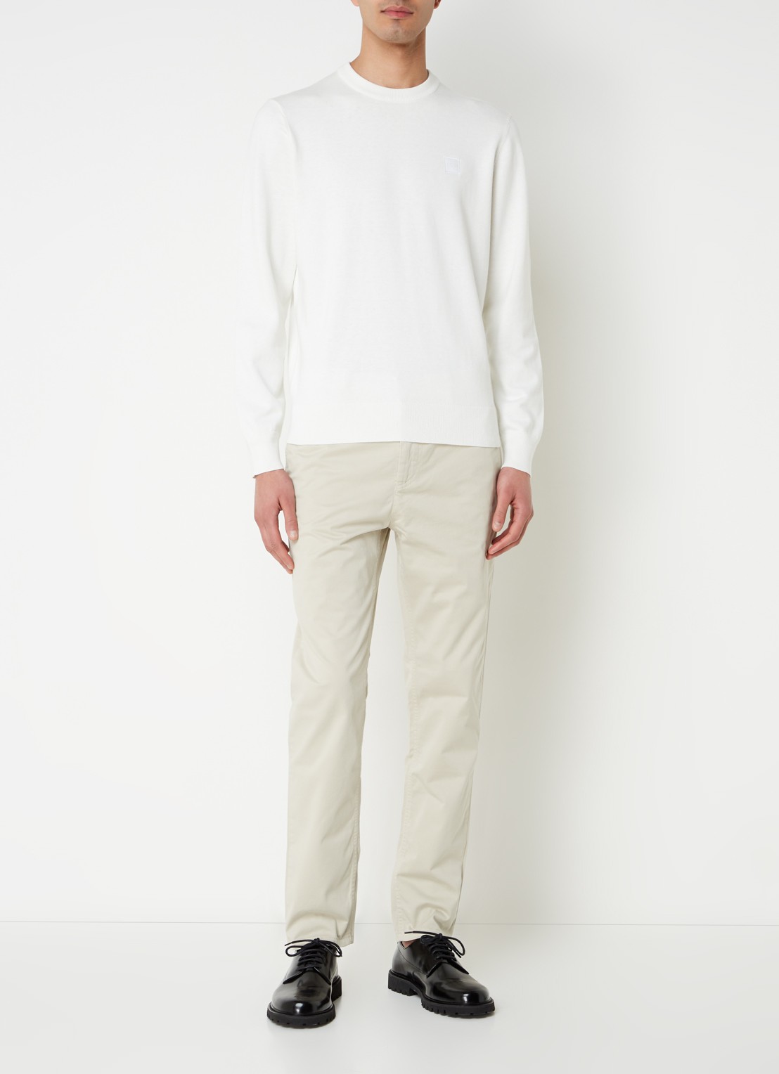BOSS Tapered fit chino met steekzakken - voorkant 3 beige
