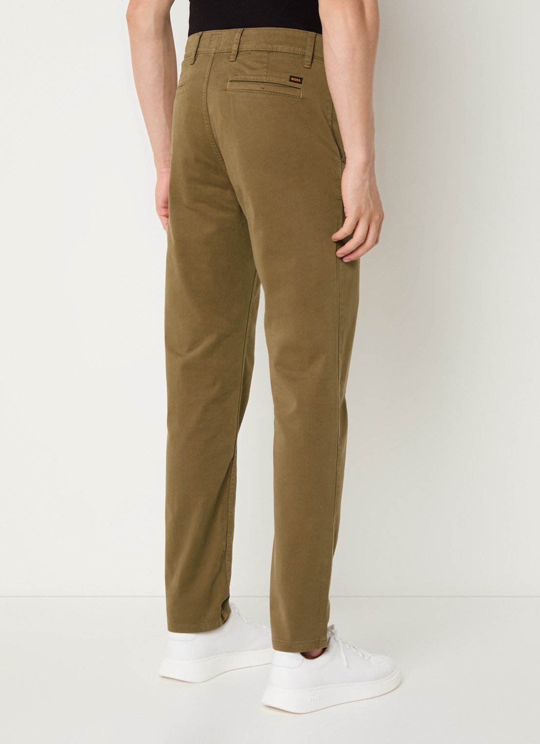 BOSS Tapered fit chino met steekzakken - achterkant 5 lichtbruin