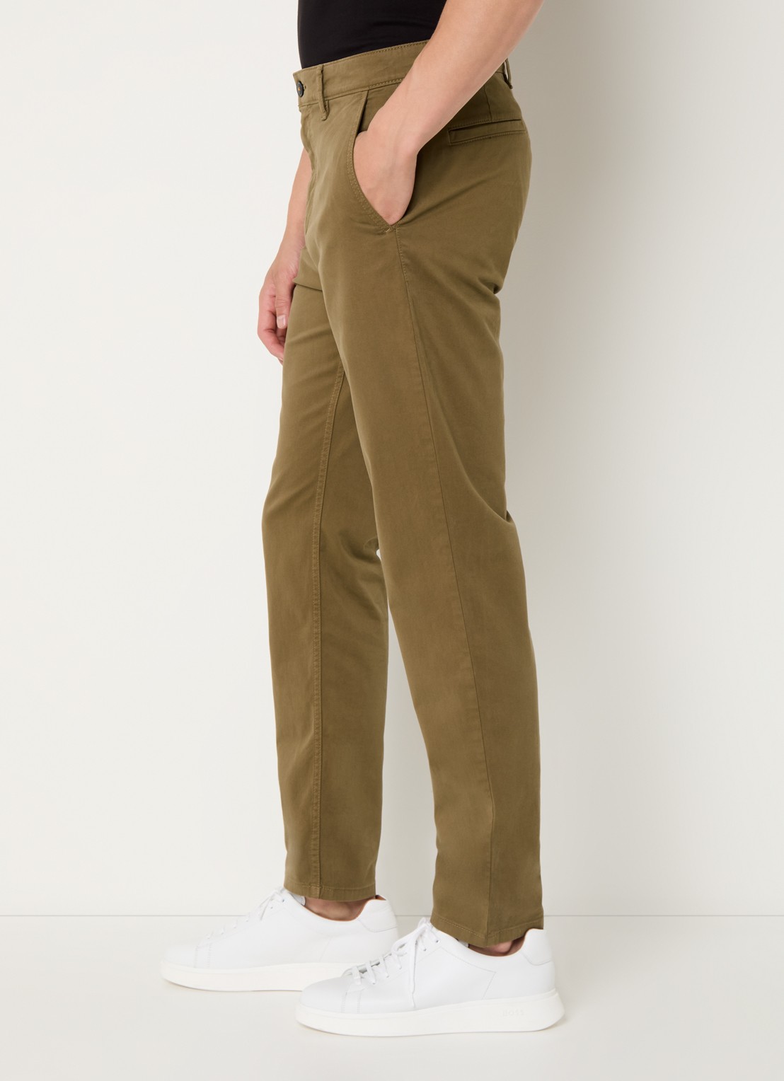 BOSS Tapered fit chino met steekzakken - detail 2 lichtbruin