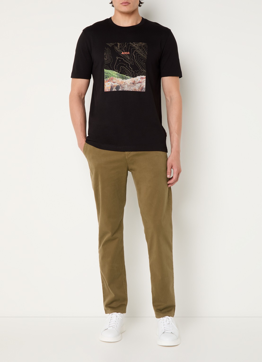 BOSS Tapered fit chino met steekzakken - voorkant 4 lichtbruin