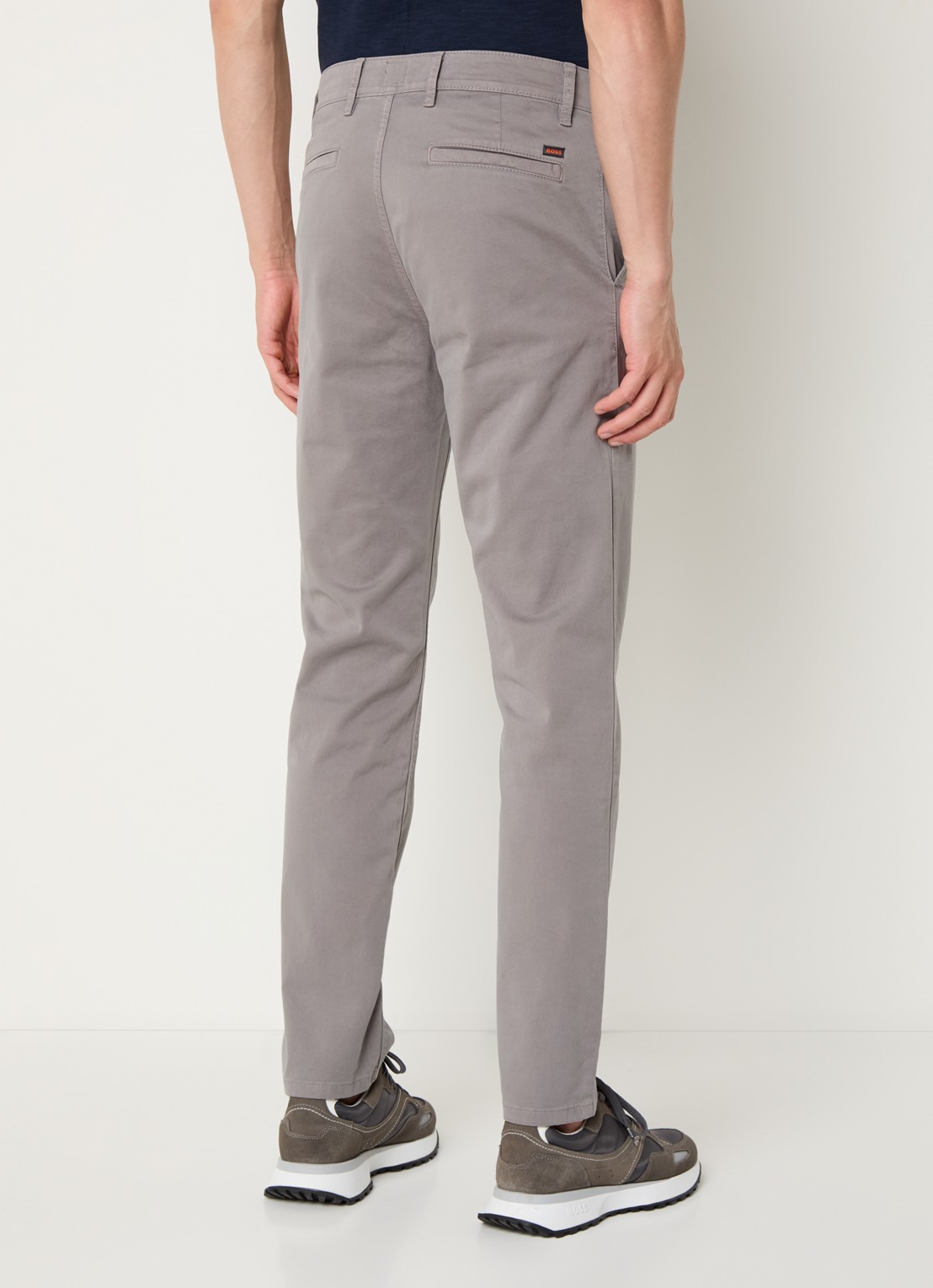 BOSS Tapered fit chino met steekzakken - achterkant 5 lichtgrijs