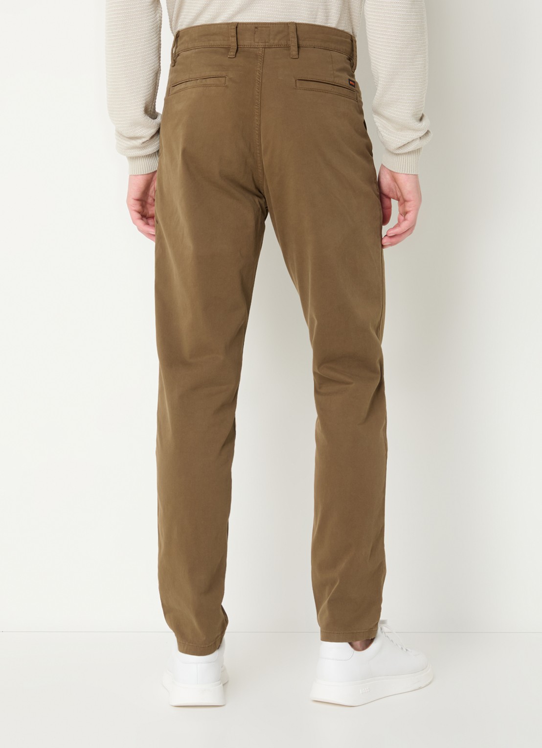 BOSS Tapered fit chino met steekzakken - achterkant mosgroen