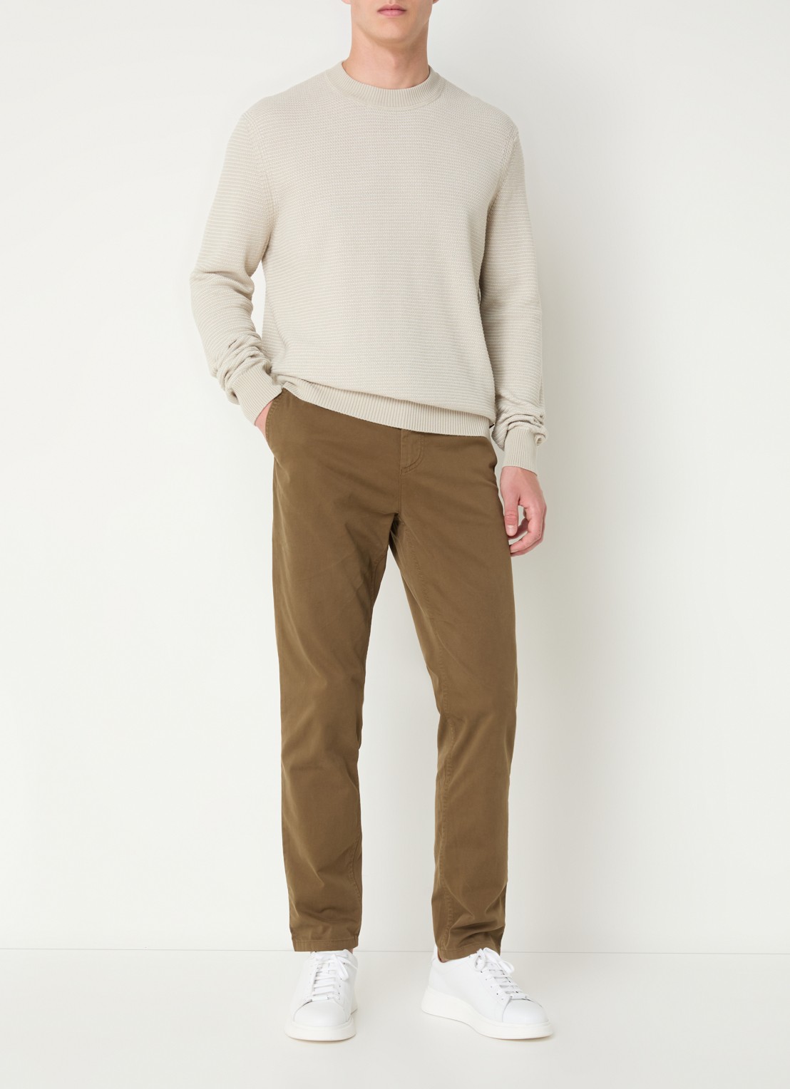 BOSS Tapered fit chino met steekzakken - voorkant 3 mosgroen