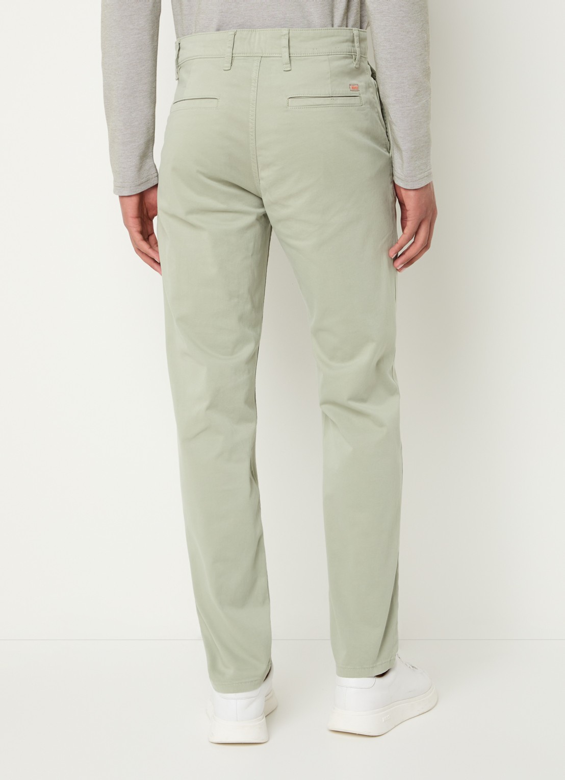 BOSS Tapered fit chino met steekzakken - achterkant 5 lindegroen