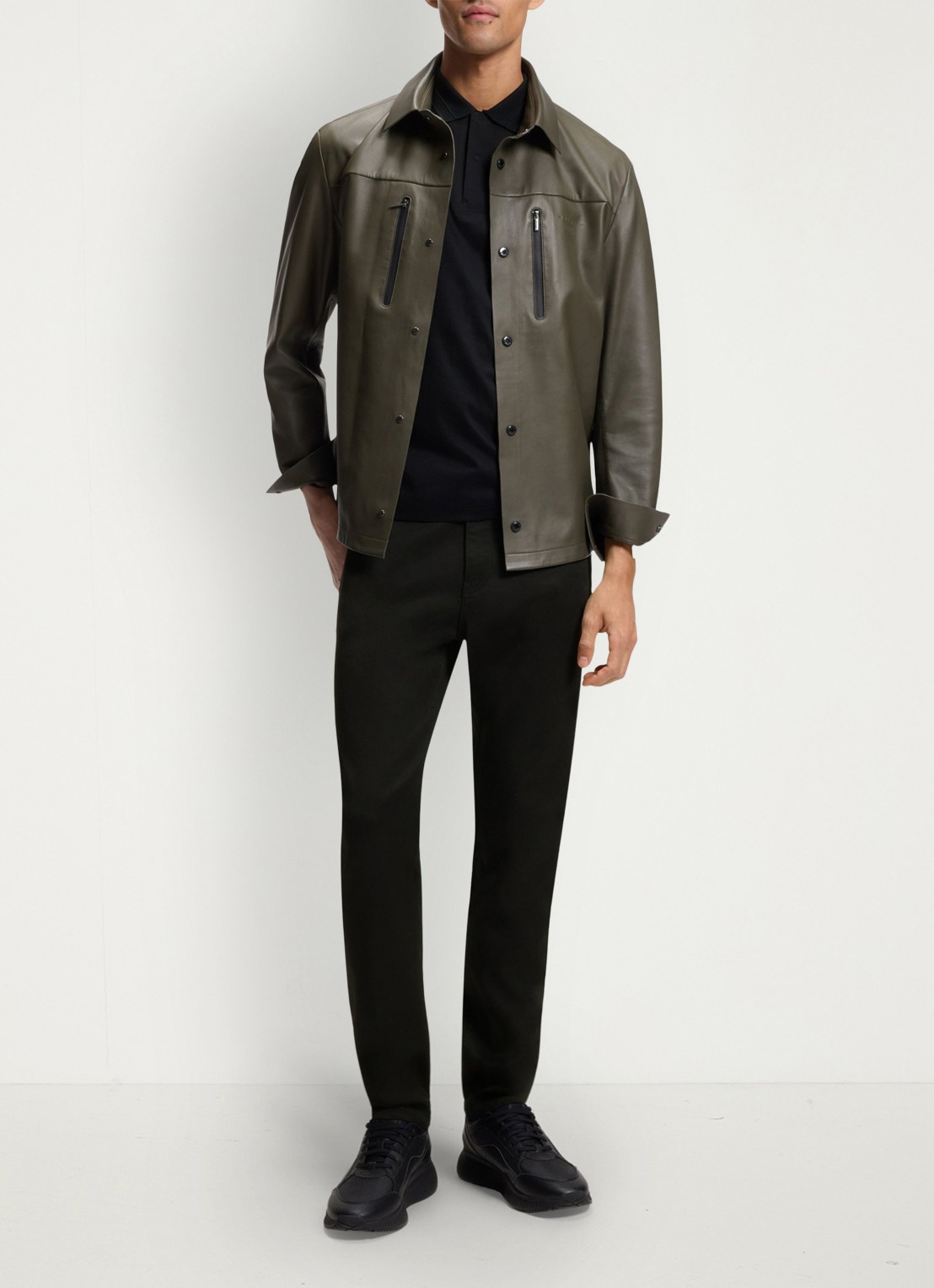 BOSS Tapered fit jeans met steekzakken - voorkant 3 zwart