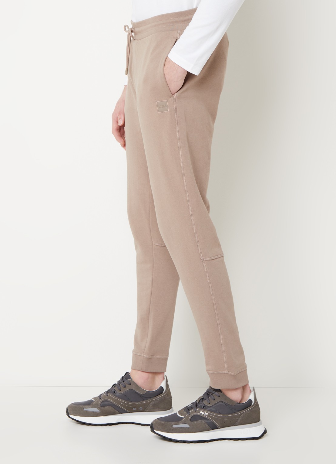 BOSS Tapered fit joggingbroek met logo en steekzakken - detail 2 bruin