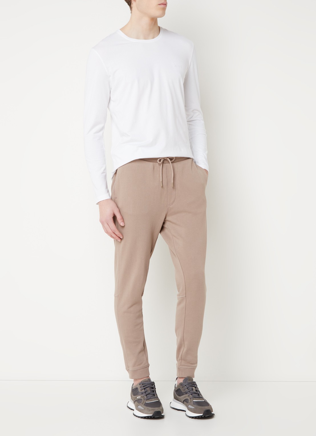 BOSS Tapered fit joggingbroek met logo en steekzakken - voorkant 4 bruin