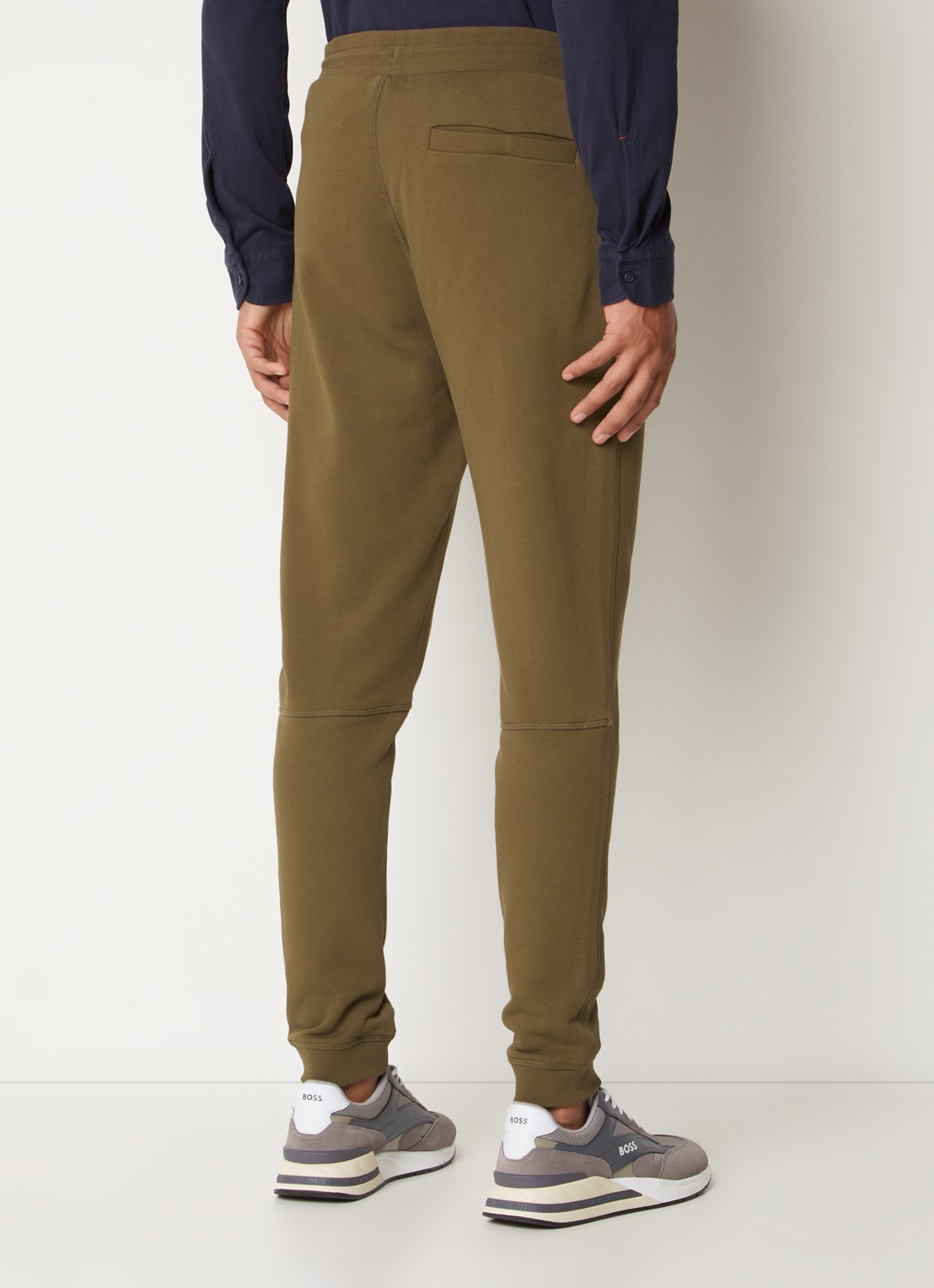 BOSS Tapered fit joggingbroek met logo en steekzakken - achterkant mosgroen