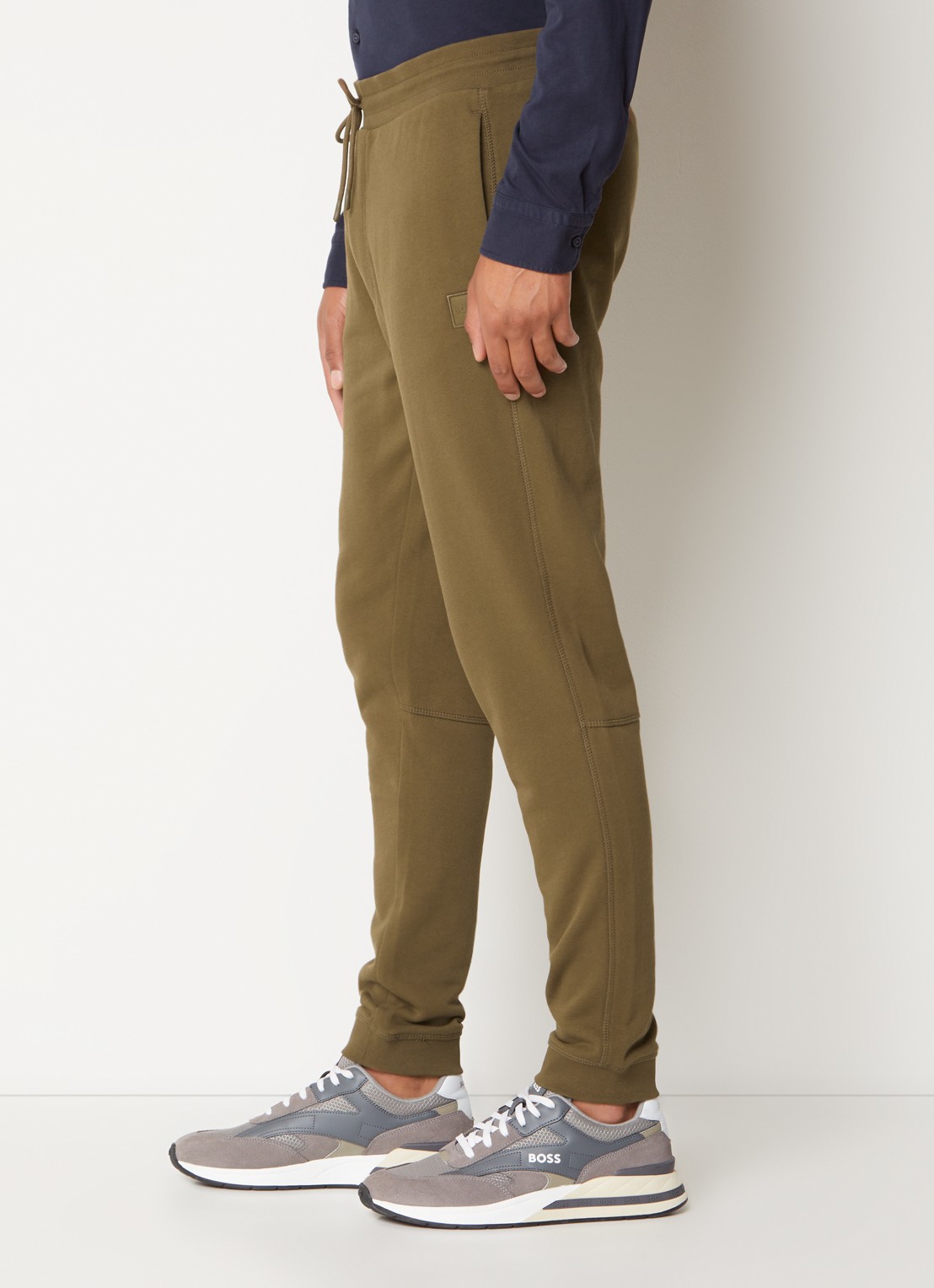 BOSS Tapered fit joggingbroek met logo en steekzakken - detail 3 mosgroen