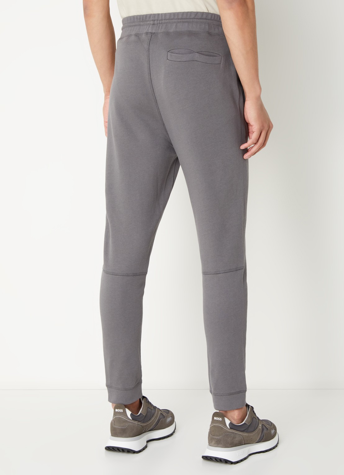 BOSS Tapered fit joggingbroek met logo en steekzakken - achterkant donkergrijs
