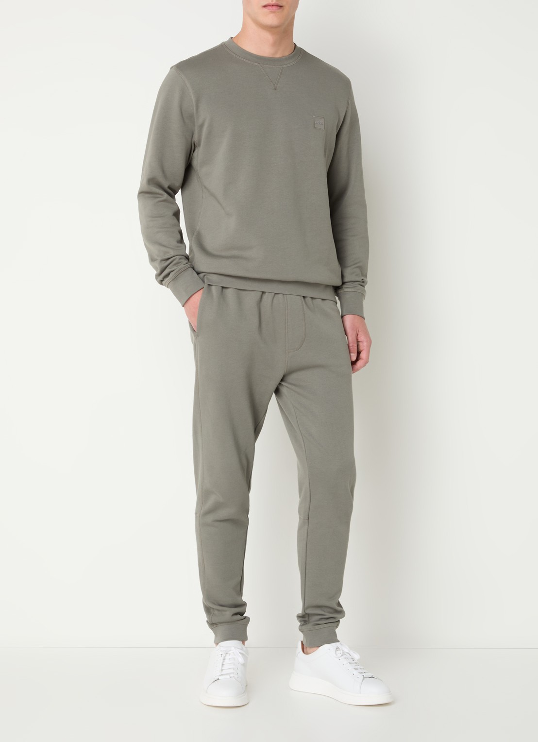 BOSS Tapered fit joggingbroek met logo en steekzakken - voorkant 5 khaki