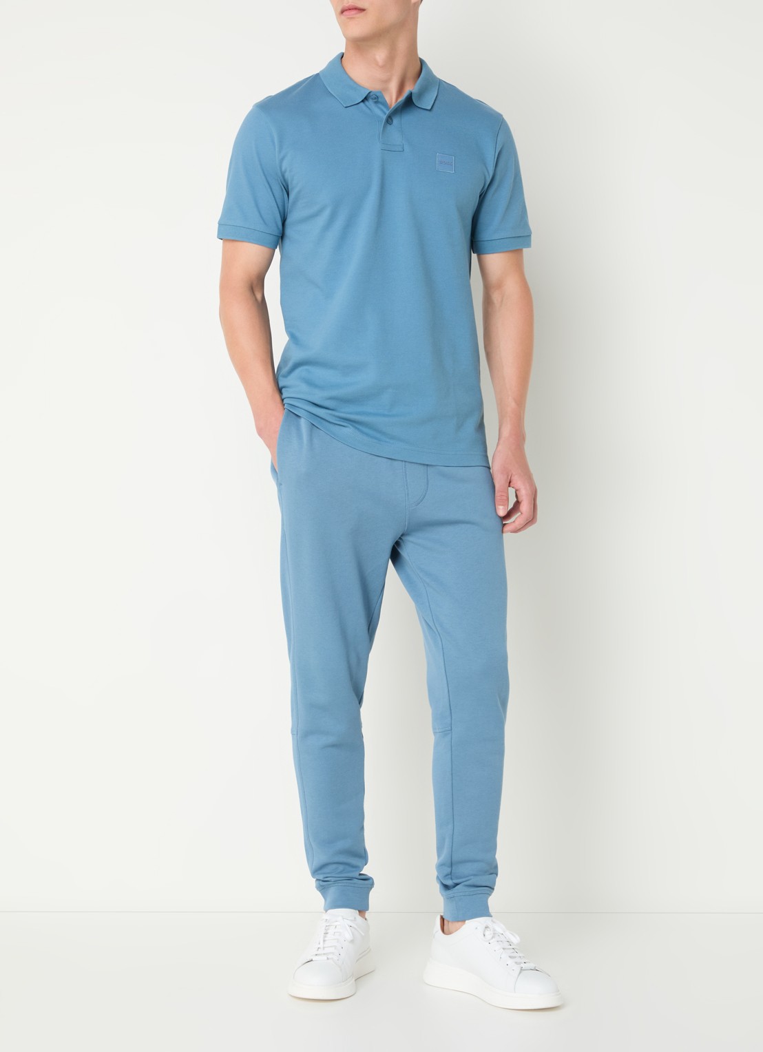 BOSS Tapered fit joggingbroek met logo en steekzakken - voorkant 4 staalblauw