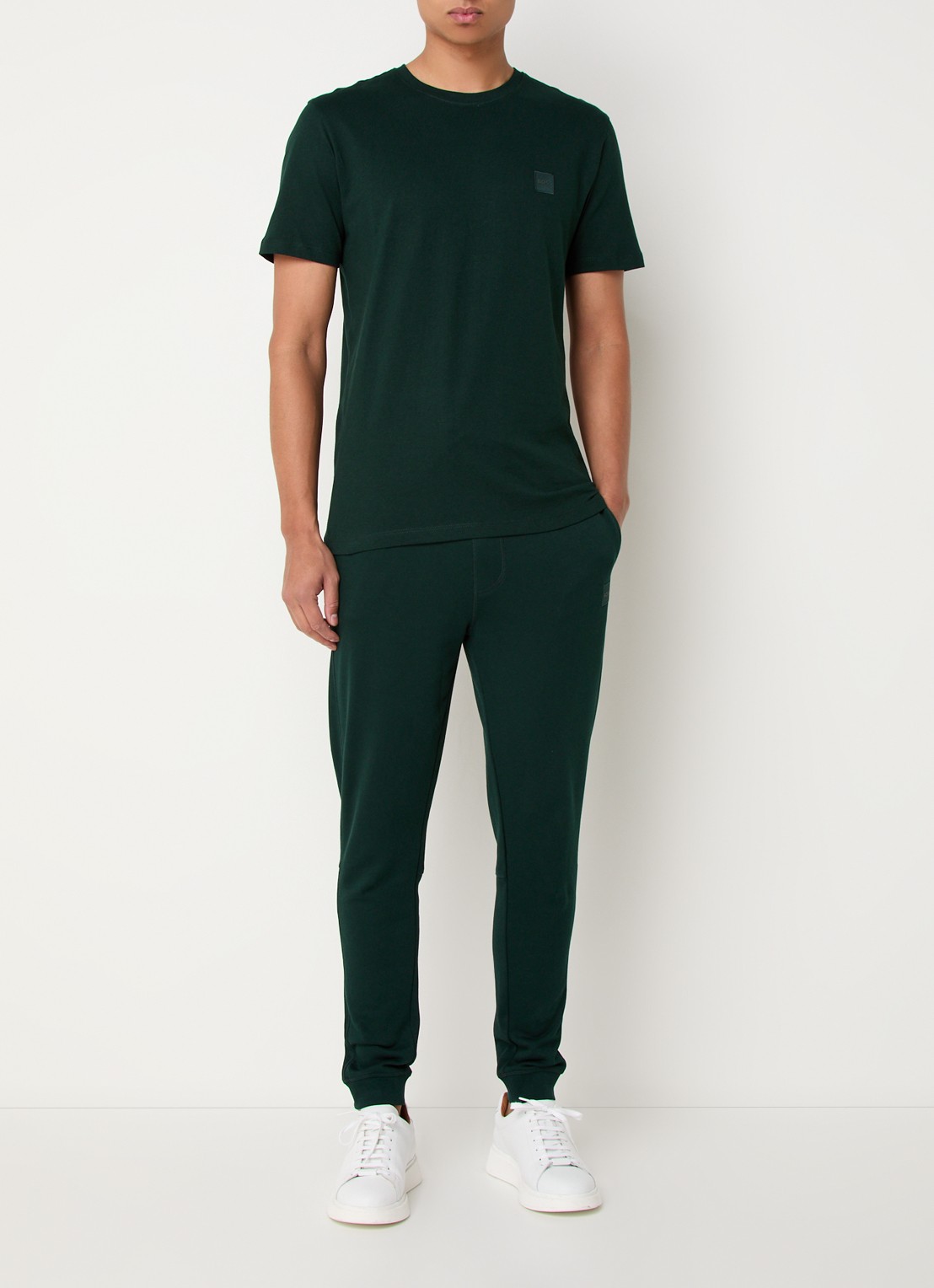 BOSS Tapered fit joggingbroek met logo en steekzakken - voorkant 3 bronsgroen