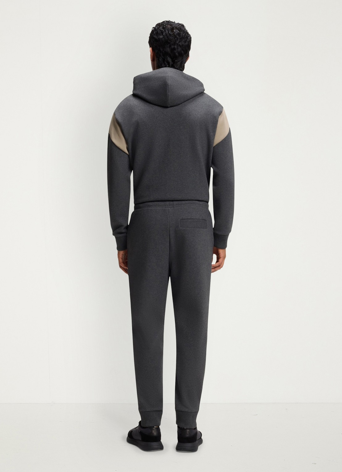 BOSS Tapered fit joggingbroek met logo - achterkant 5 charcoal-010 / grijs