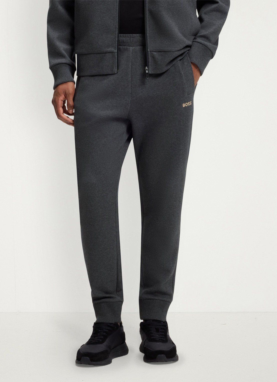 BOSS Tapered fit joggingbroek met logo - detail charcoal-010 / grijs