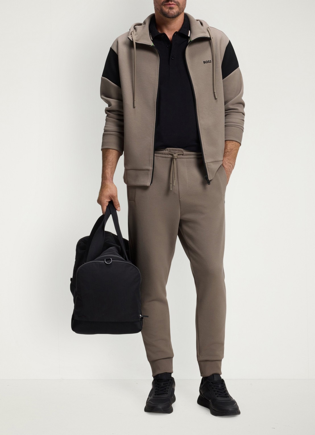 BOSS Tapered fit joggingbroek met logo - voorkant 3 light/pastel green-334