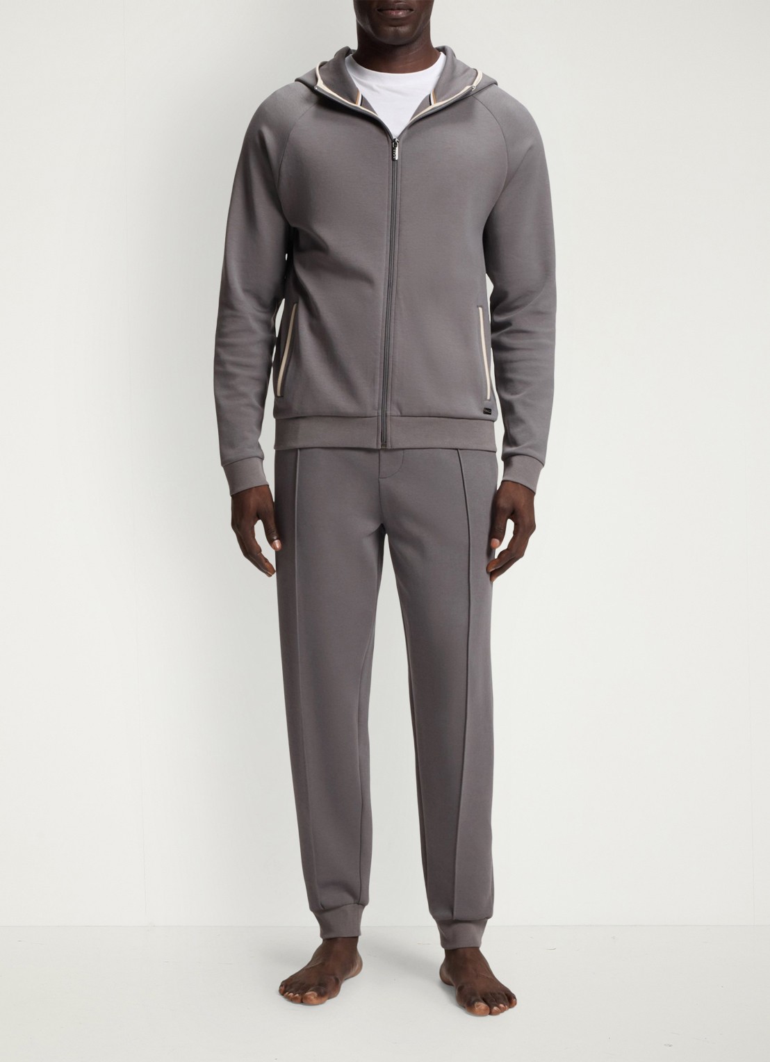 BOSS Tapered fit joggingbroek met steekzakken - voorkant 5 grijs