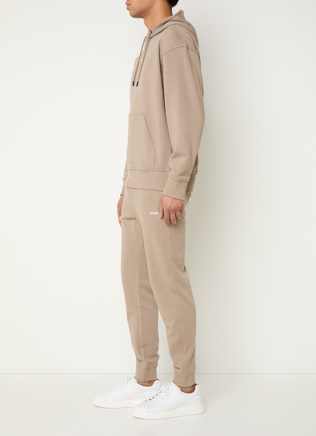 BOSS Trainingspak met steekzakken en logo - voorkant 2 donkerbeige