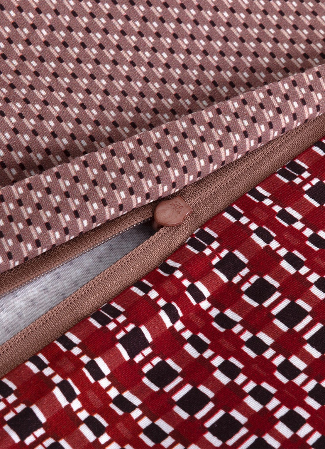 BOSS Vassily dekbedovertrek 120TC - exclusief kussenslopen - achterkant rood
