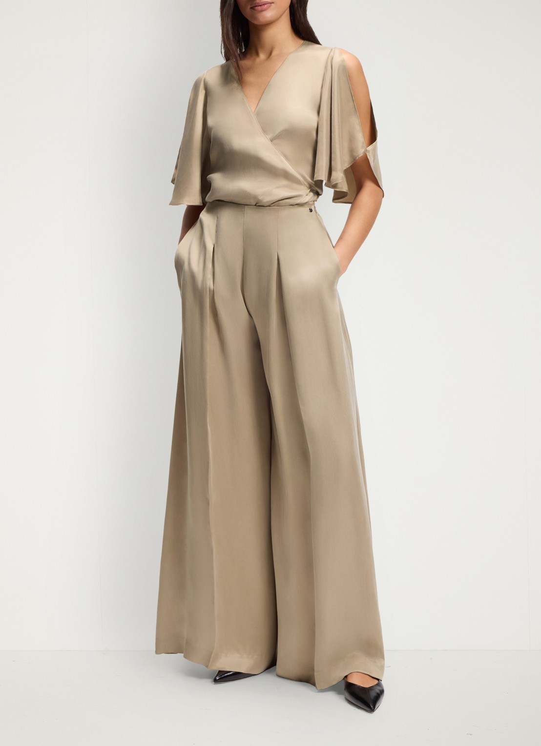 BOSS Wikkeltop met vlindermouw - detail beige