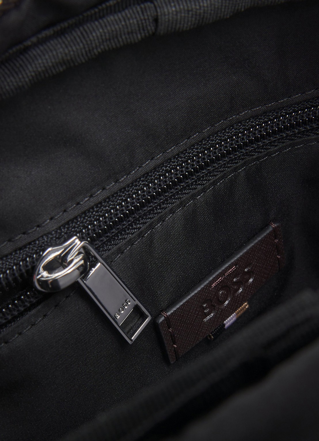 BOSS Zair crossbodytas van leer - detail 2 donkerbruin