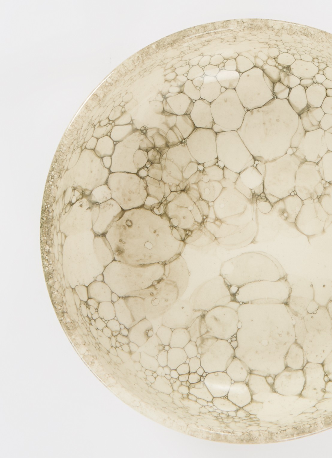 Bowls and Dishes Espuma serveerschaal 27 cm - detail bronsgroen