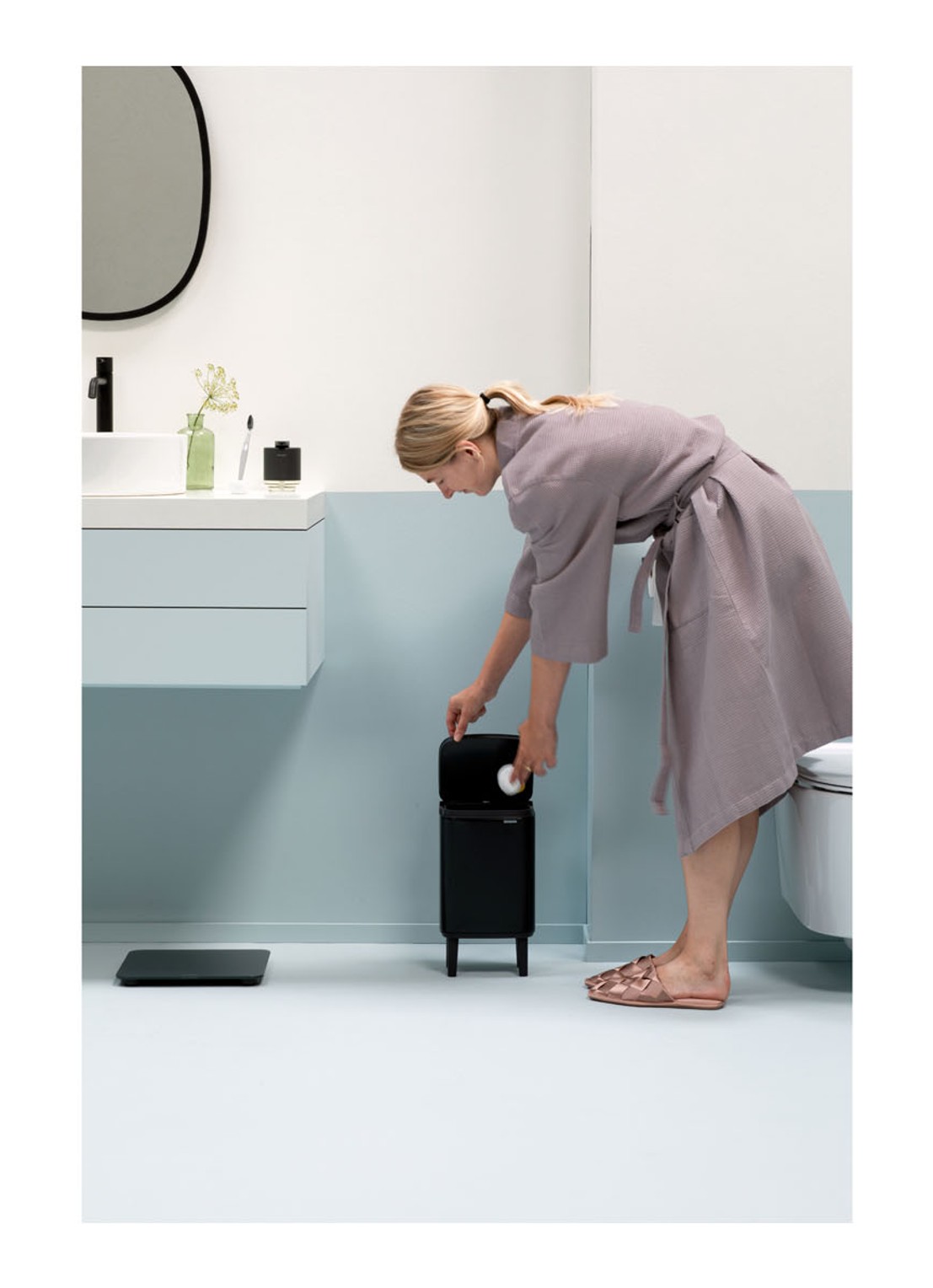 Brabantia Bo Hi afvalemmer 4 liter met kunststof binnenemmer - voorkant 2 zwart