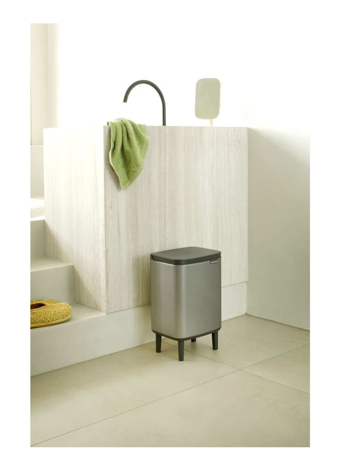 Brabantia Bo Hi afvalemmer 7 liter met kunststof binnenemmer - voorkant 2 zilver
