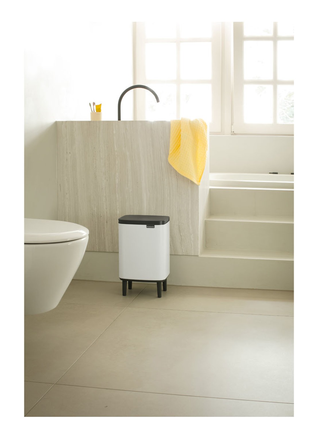 Brabantia Bo Hi afvalemmer 7 liter met kunststof binnenemmer - voorkant 2 wit